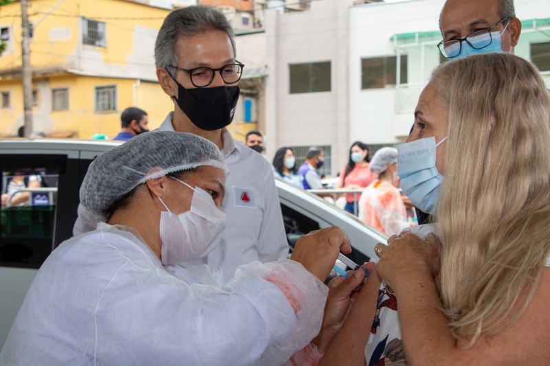 Governador de Minas Gerais, Romeu Zema, acompanha vacinação em Caratinga